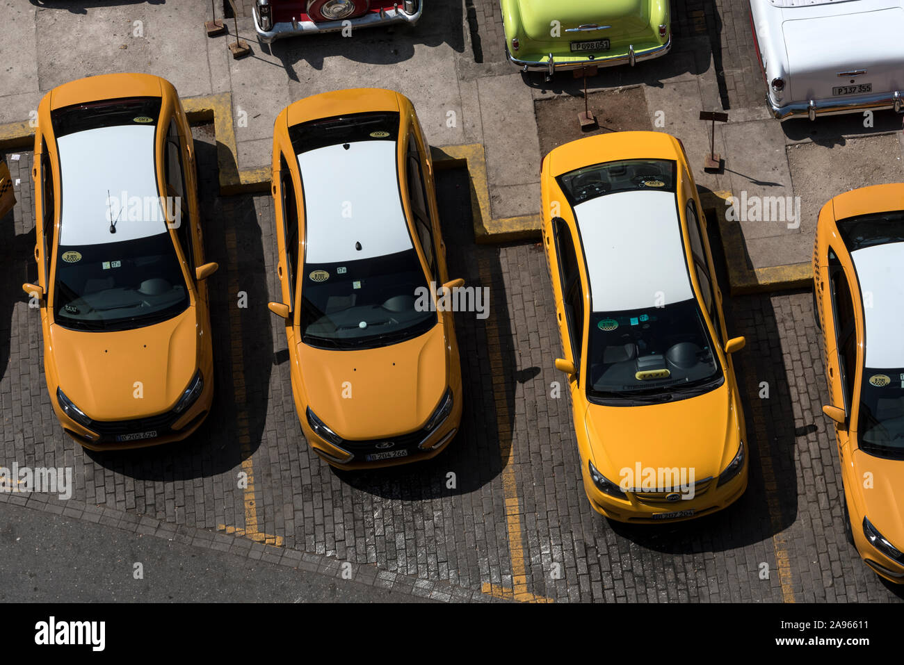 Eine Flotte staatlicher offizieller gelber Cubataxi in Havanna, Kuba. Es handelt sich um die letzte aus Russland importierte Lada. Es ist mit einem Meter und der Kuba ausgestattet Stockfoto