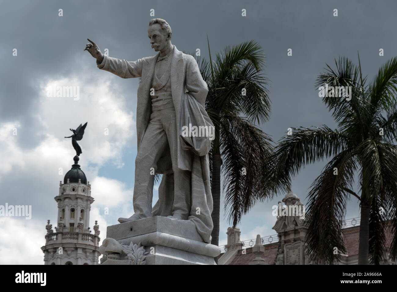 Eine Statue von José Julián Martí Pérez, Kubas Nationalheld (1853–1895) im Parque Central im Zentrum von Havanna in Kuba. Er war Nationalist, Dichter Stockfoto