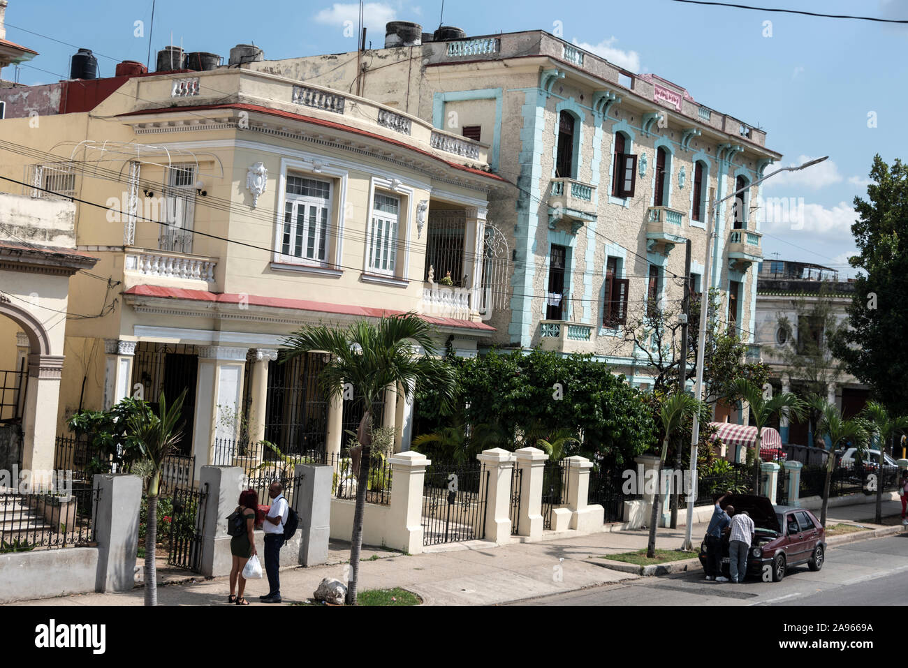 Die Häuser im Osten von Havanna in Kuba haben eine vielfältige Mischung aus architektonischen Entwürfen mit maurischem und spanischem Einfluss Stockfoto