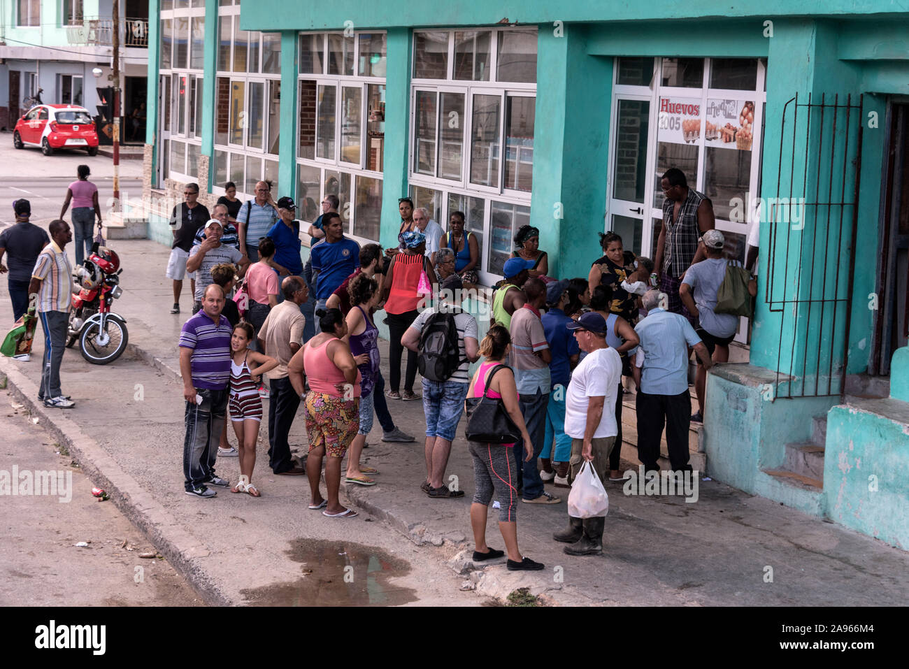 Lokale Käufer Schlange vor einem der Lebensmittelgeschäfte in Havanna, Kuba. Nur ein paar auf einmal zu einem Shop ein paar Lebensmittel zu kaufen erlaubt avai Stockfoto