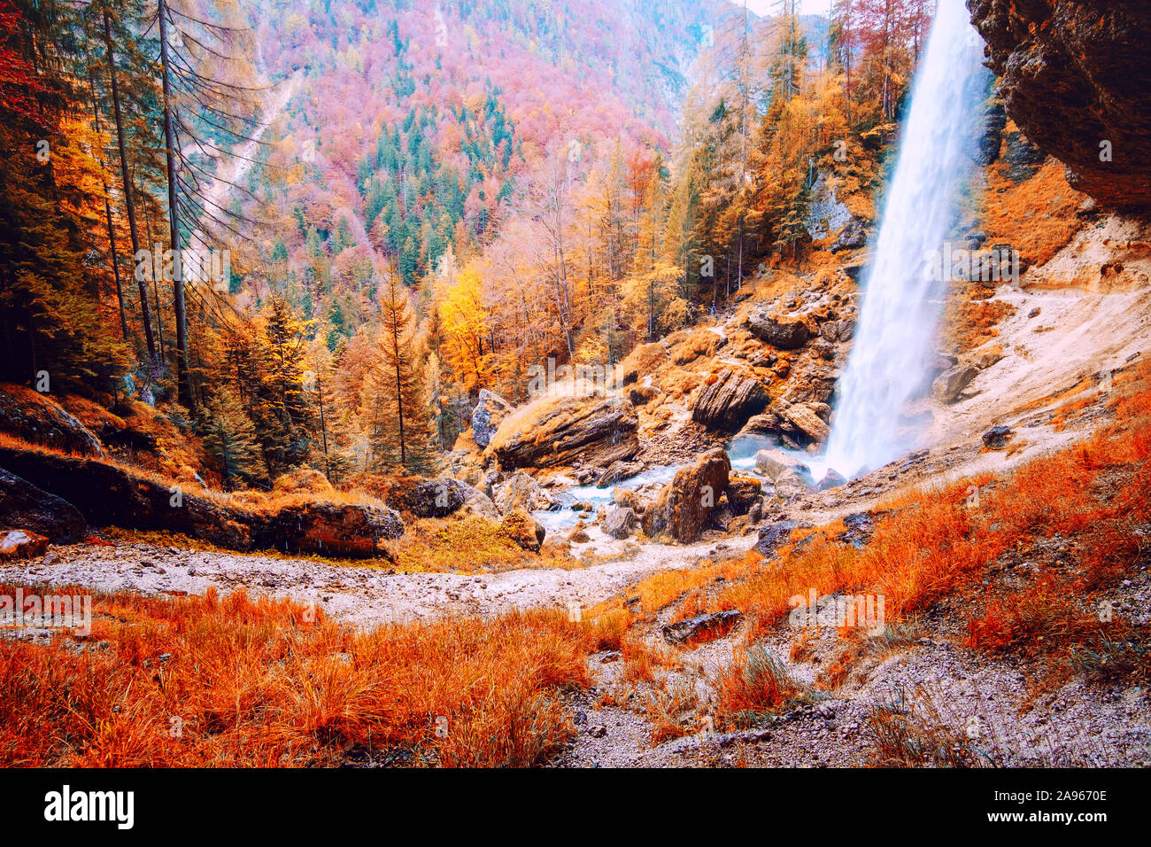 Wasserfall Pericnik in den Julischen Alpen im Herbst, Slowenien, Europa Stockfoto