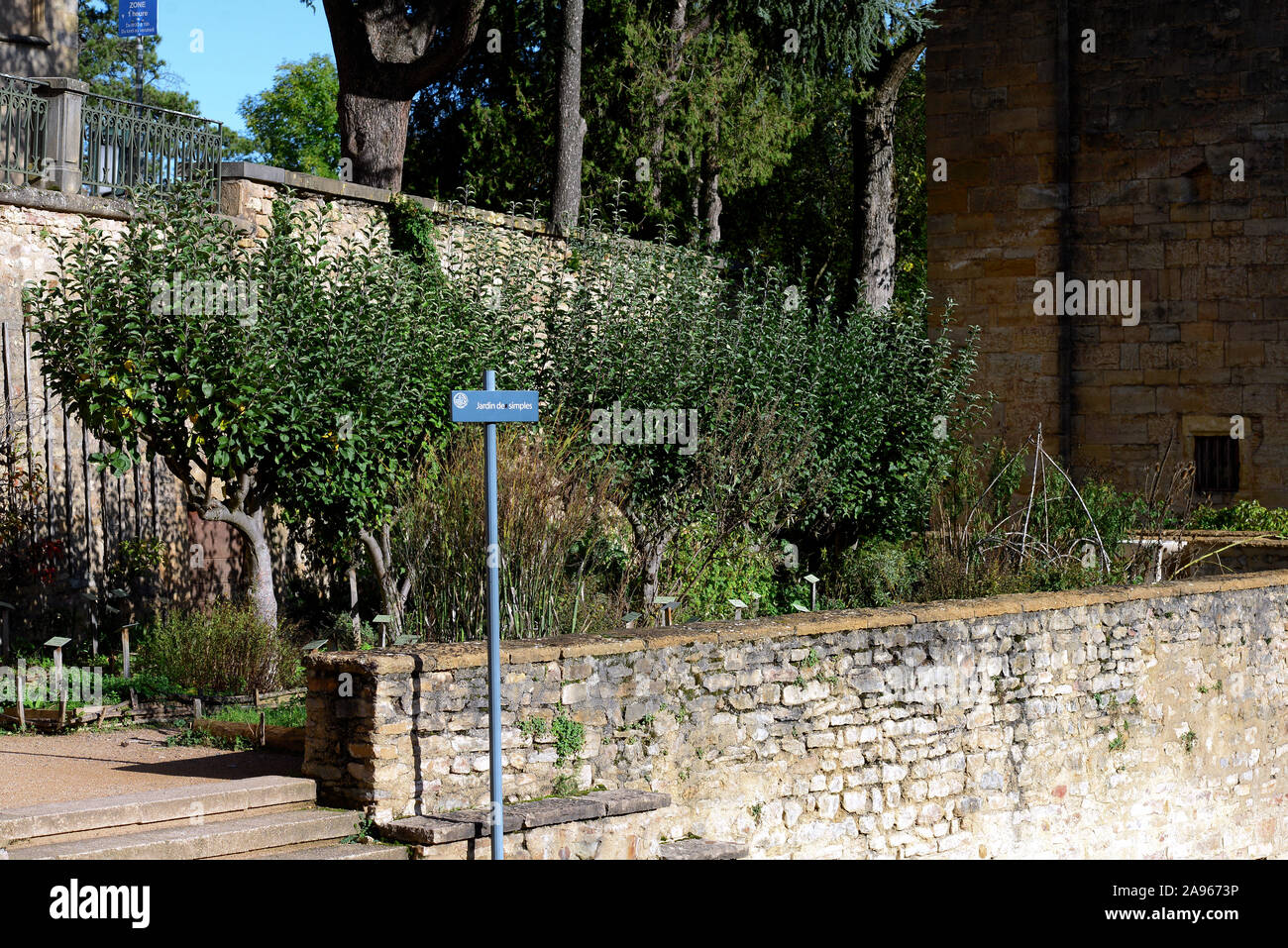 Herbstliche Farben in französischer Sprache mittelalterliche Stadt Cluny Stockfoto