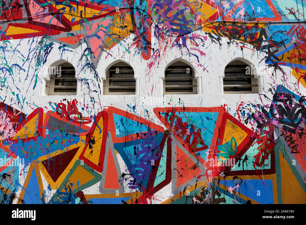 Asilah, Morocco-September 10, 2019: Wand in der Medina, der Altstadt von Asilah mit bunten Wandmalereien dekoriert, Marokko Stockfoto