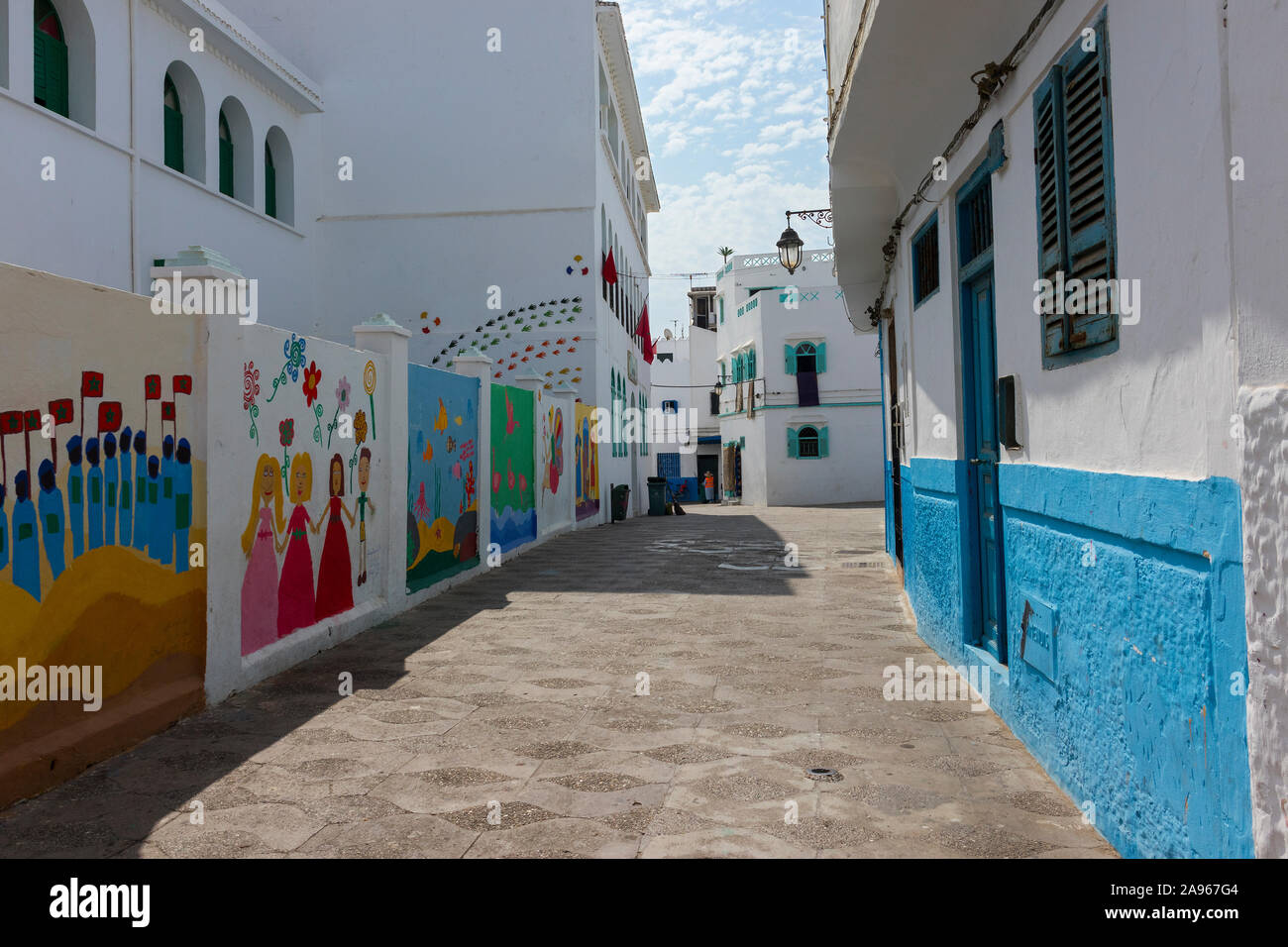 Asilah, Morocco-September 10, 2019: Wandmalerei Kunst an der Wand des Schulgebäudes in der Medina von Ouarzazate, Marokko Stockfoto