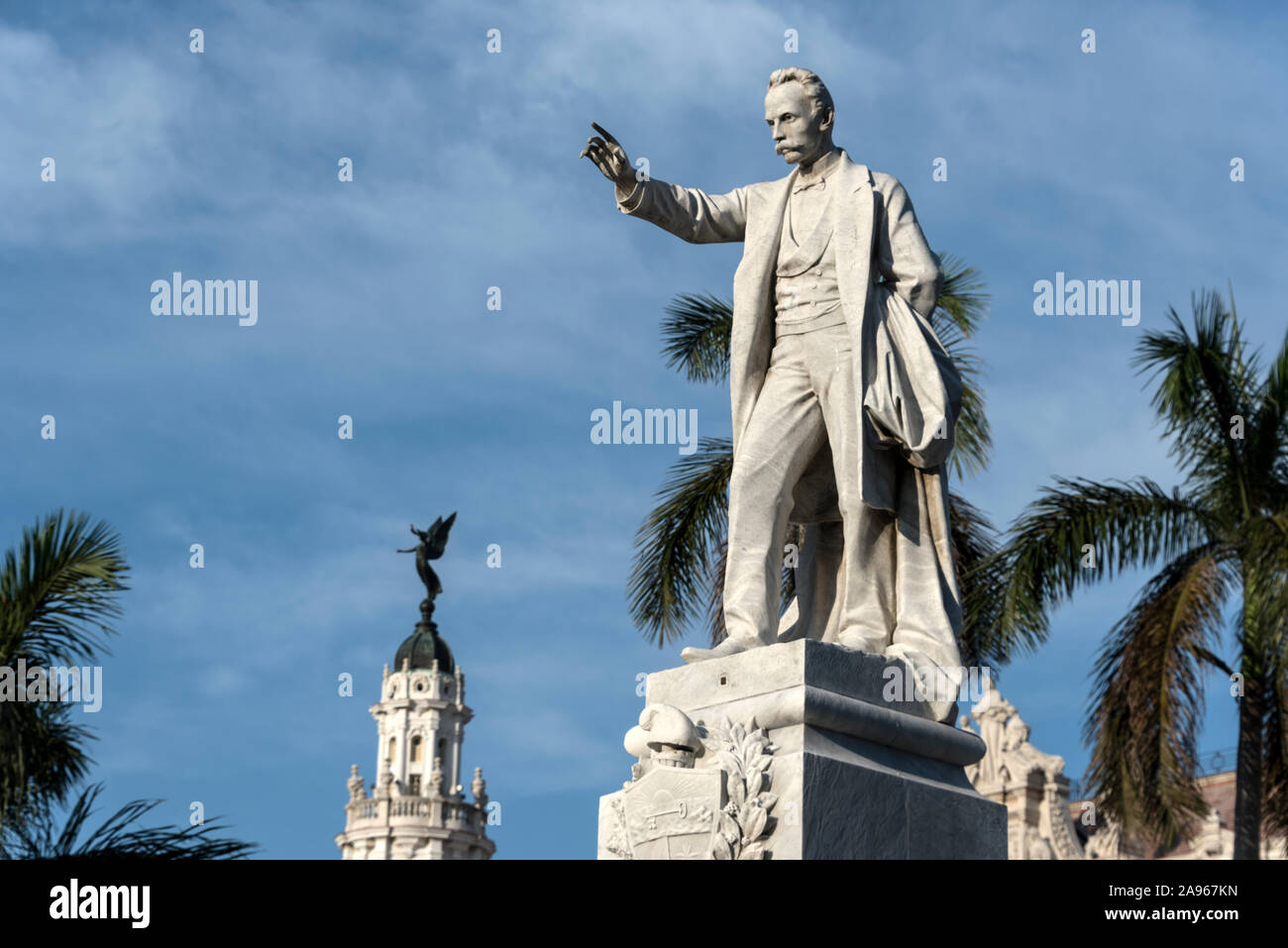 Eine Statue von José Julián Martí Pérez, Kubas Nationalheld (1853–1895) im Parque Central im Zentrum von Havanna in Kuba. Er war Nationalist, Dichter Stockfoto