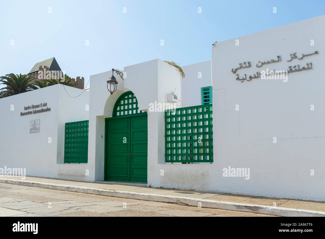Asilah, Morocco-September 10, 2019: Eingang zur Hassan II., Zentrum für internationale Kontakte in der Medina von Ouarzazate, Marokko Stockfoto