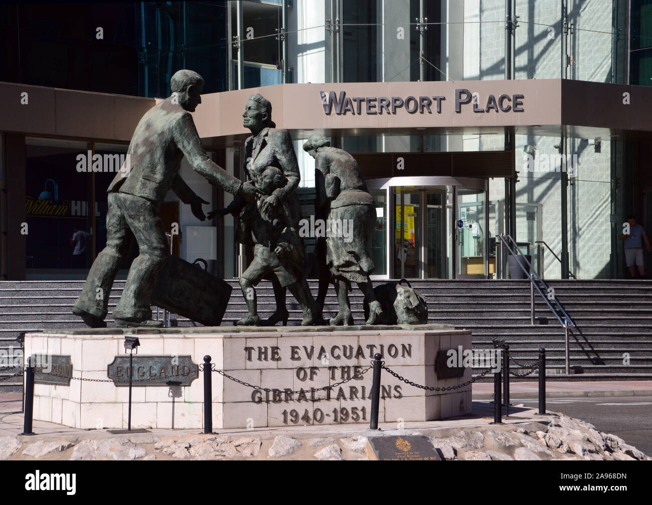 Die Evakuierung Denkmal Bronzestatue von Gibraltar vom Bildhauer Jill Cowie Saunders am Kreisverkehr auf waterport Road, Gibraltar. Stockfoto