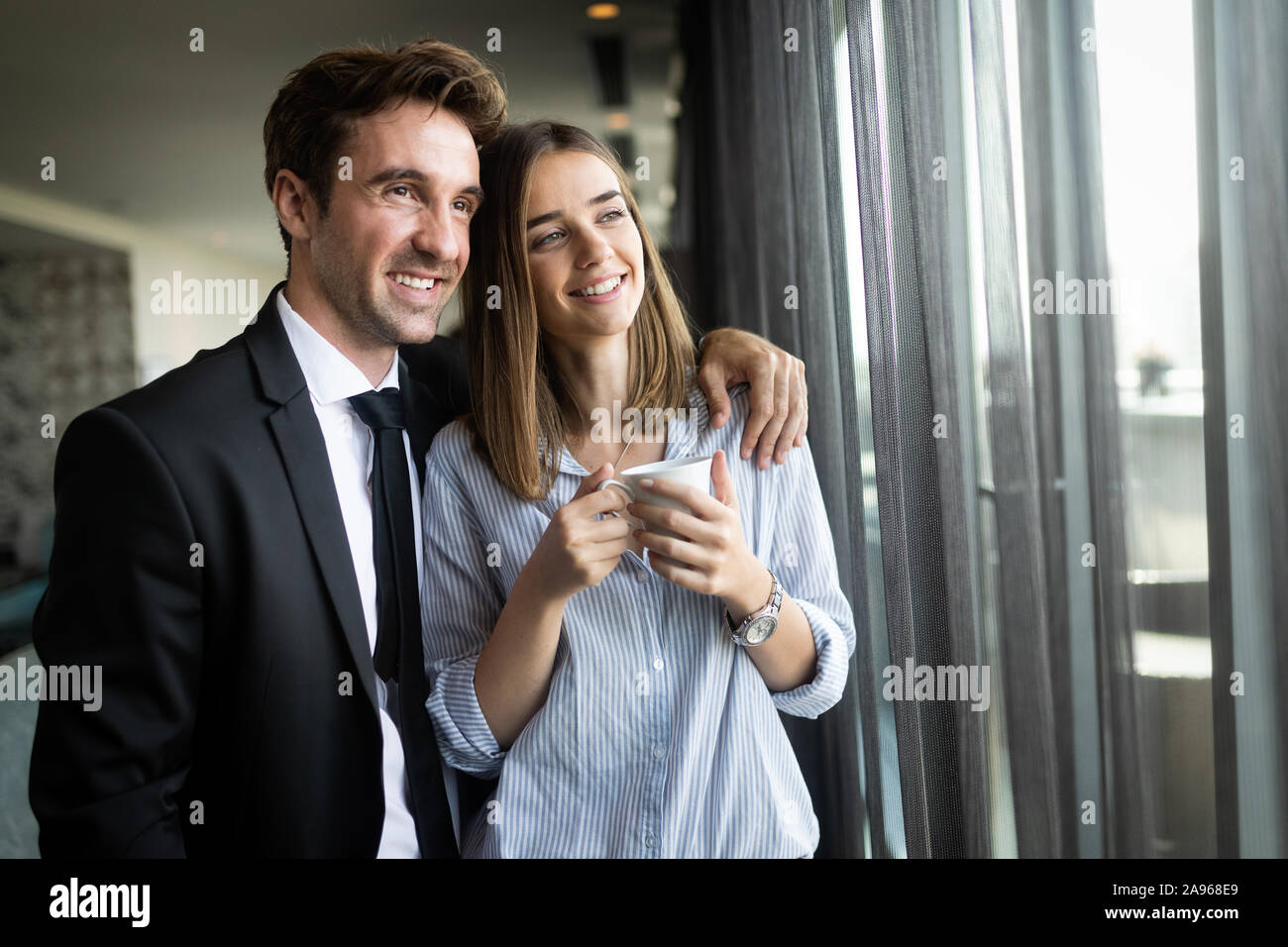 Schöne junge Paar miteinander zu reden und lächeln, während sie Kaffee genießen. Stockfoto