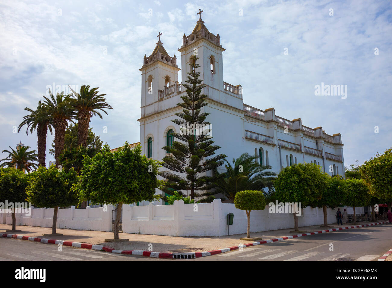 Asilah, Morocco-September 10, 2019: Die christliche Kirche St. Bartholomäus am Zellaka Square in Asilah, Marokko Stockfoto