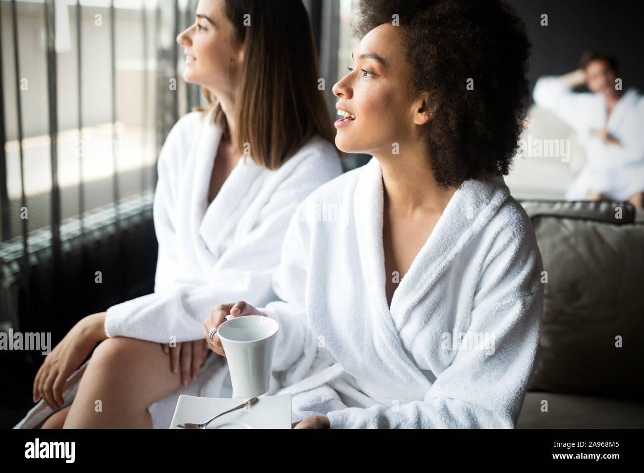 Frauen entspannen und Teetrinken in Roben Wellness Wochenende Stockfoto