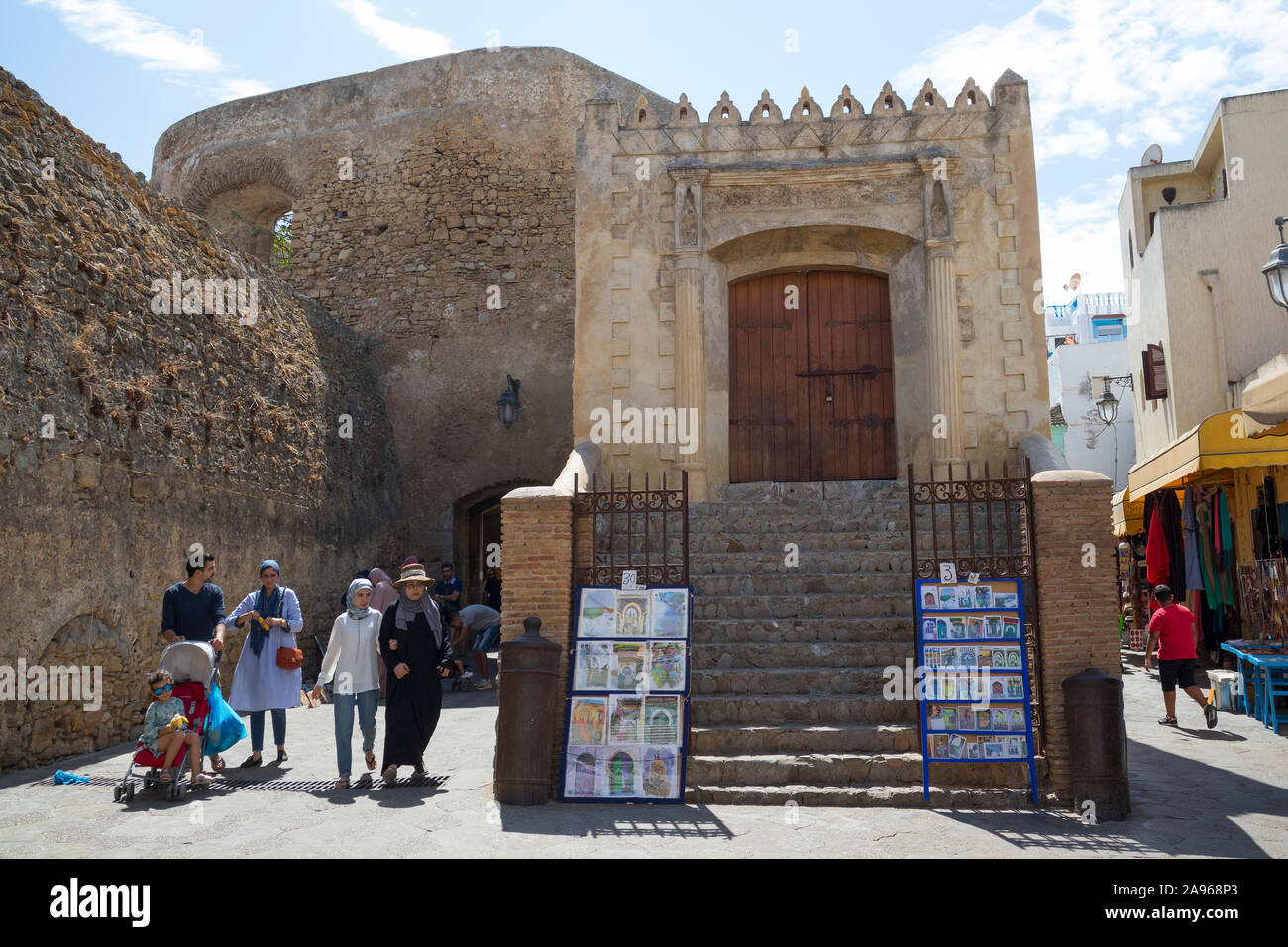 Asilah, Morocco-September 10, 2019: Historische Tor Bab el Homar zur alten Medina von Asilah, nördliche Marokko Stockfoto