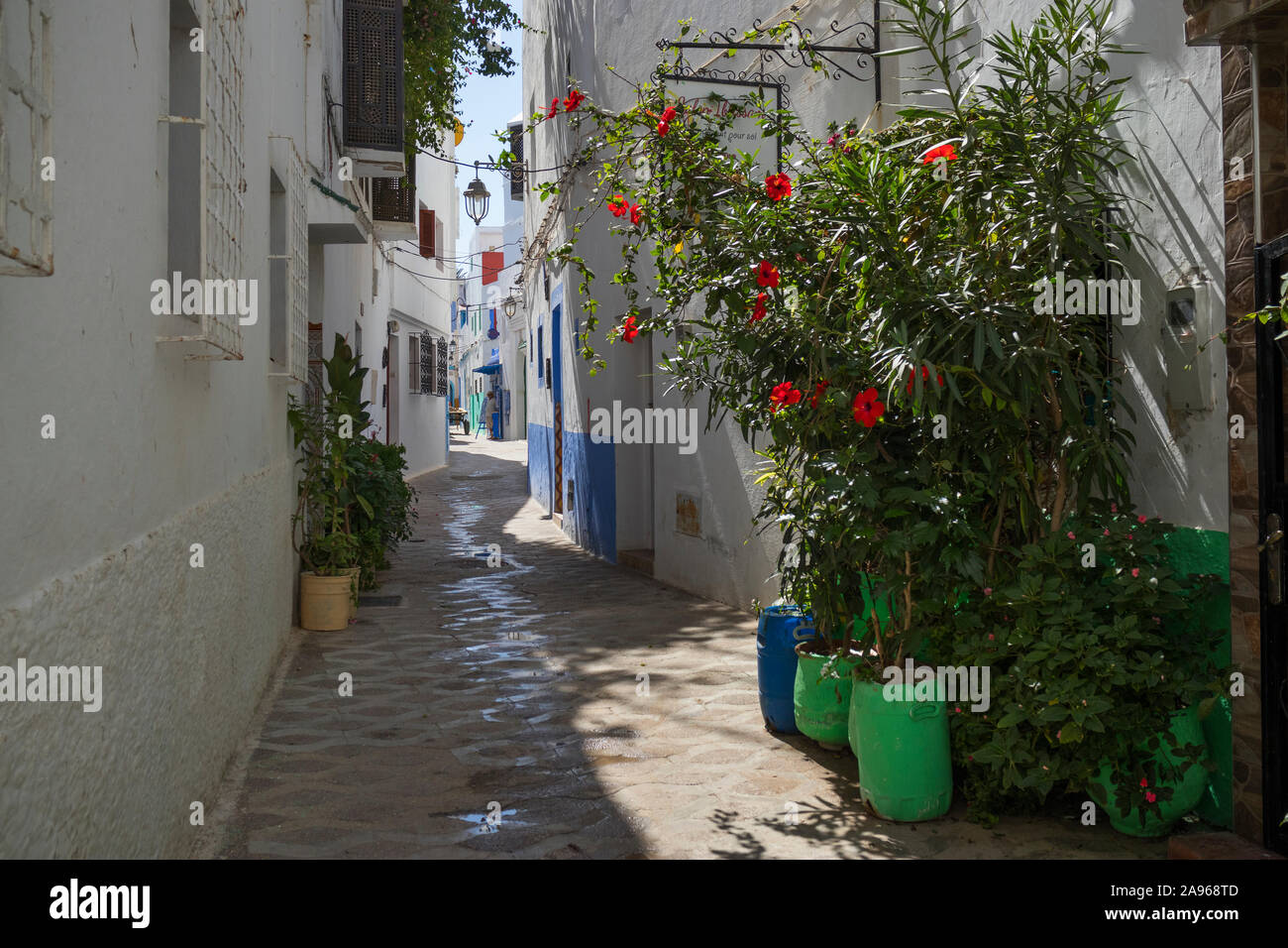 Asilah, Morocco-September 10, 2019: Alte Straße in der Medina von Ouarzazate, Marokko Schmal Stockfoto