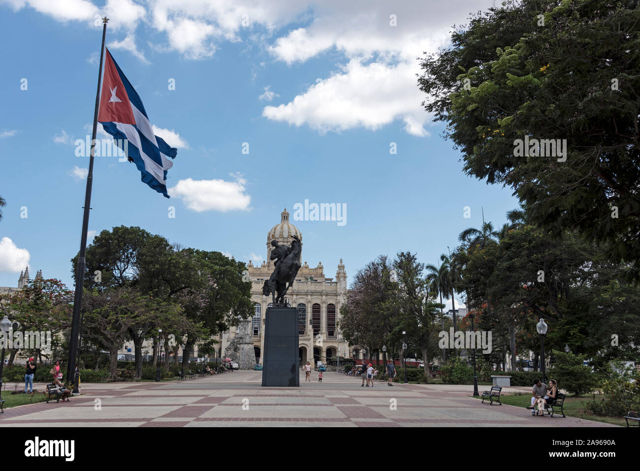 Aus schwarzem Granit reiterdenkmal von Jose Marti auf seinem Pferd an der Plaza 13 de Marzo in Havanna in Kuba. Martí war ein Dichter und Journalist. Er verbrachte Stockfoto