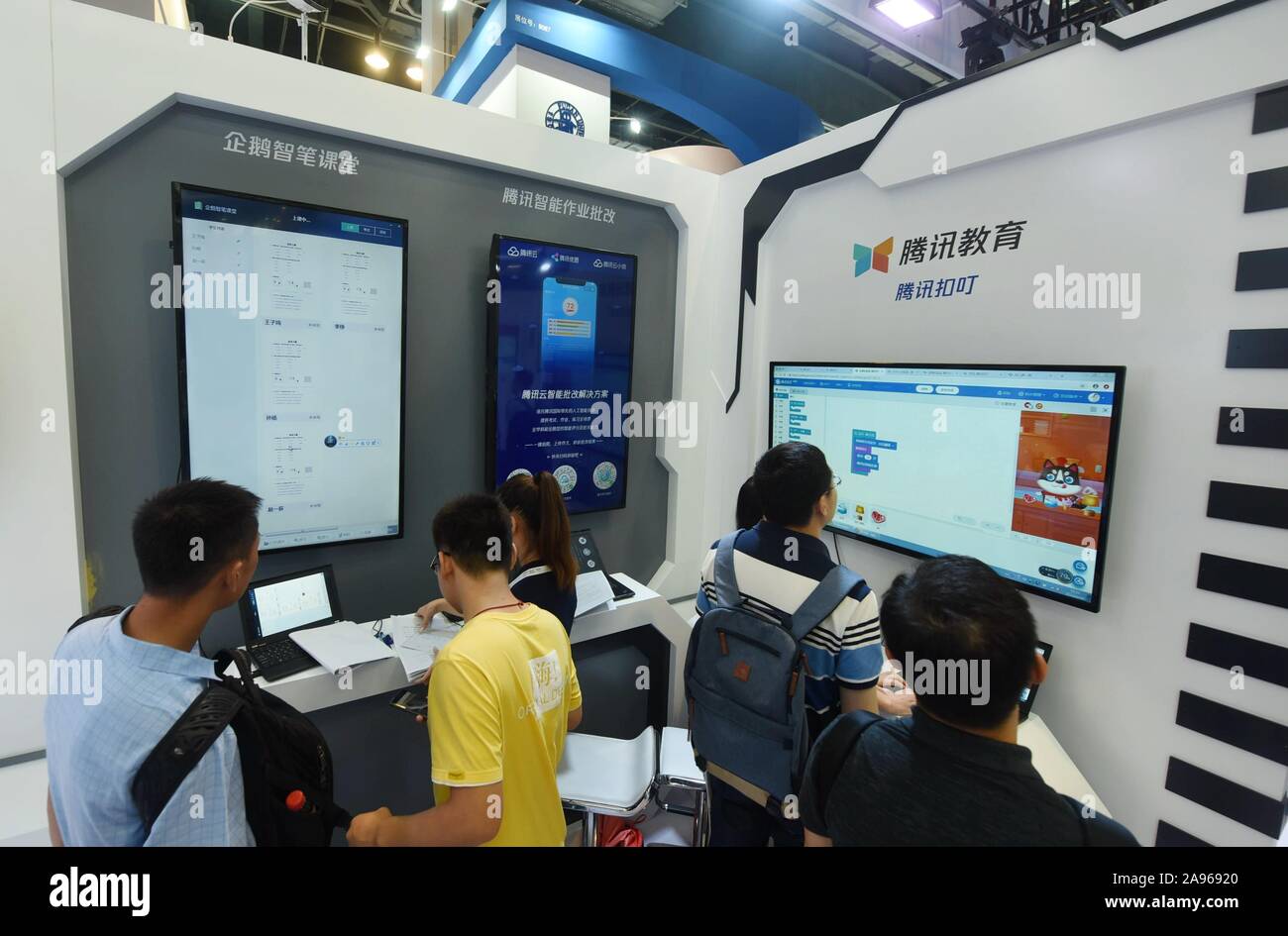 Menschen besuchen den Stand von Tencent während der Welt der künstlichen Intelligenz Konferenz 2019 (WAIC 2019) in Shanghai, China, am 29. August, 2019. Chin Stockfoto