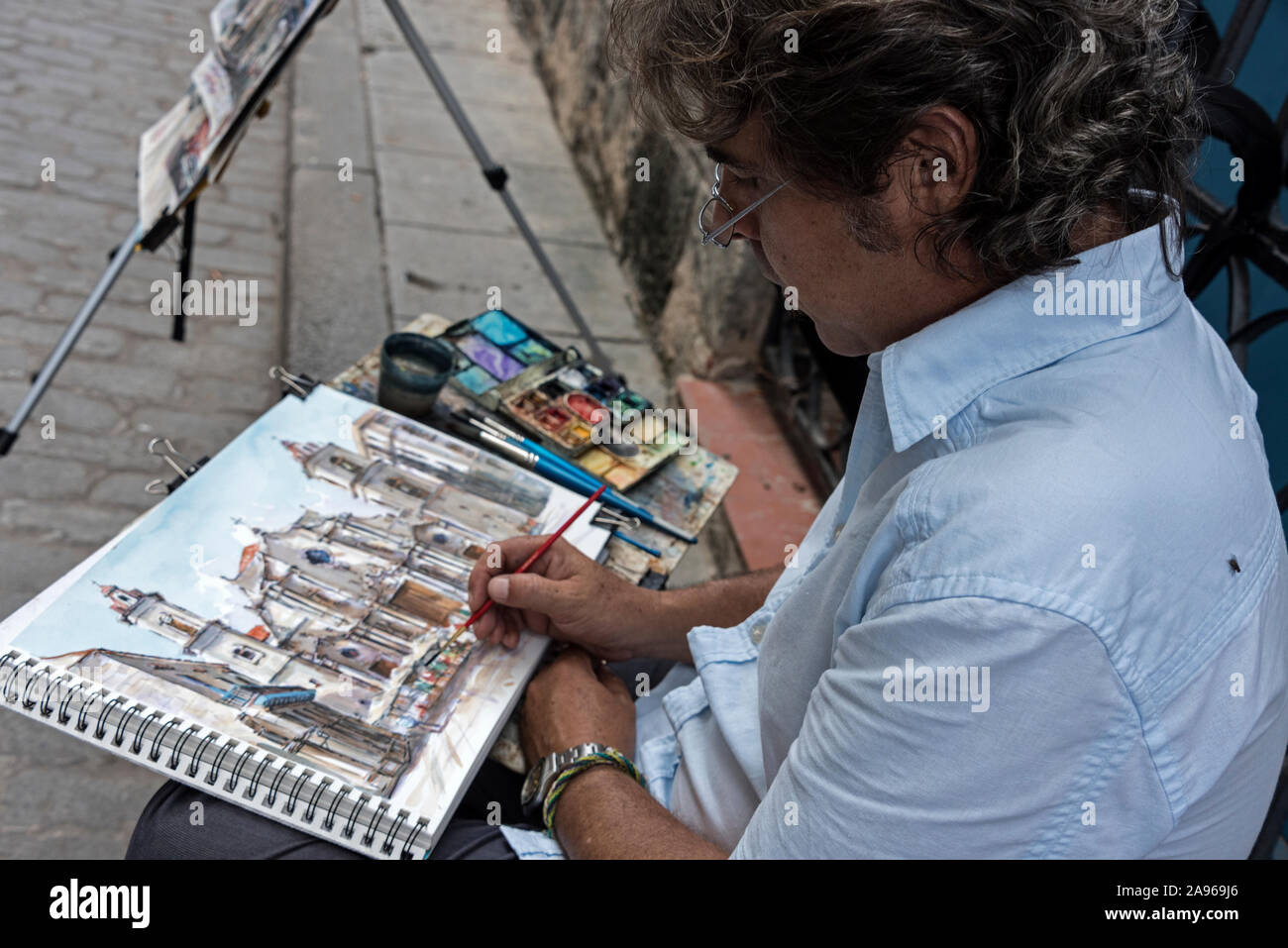 Ein Künstler, der eine Aquarellszene der Plaza de la Catedral in der Altstadt von Havanna malte (Habana Viejain Kuba, Habana Vieja ist ein UNESCO-Weltkulturerbe. Stockfoto