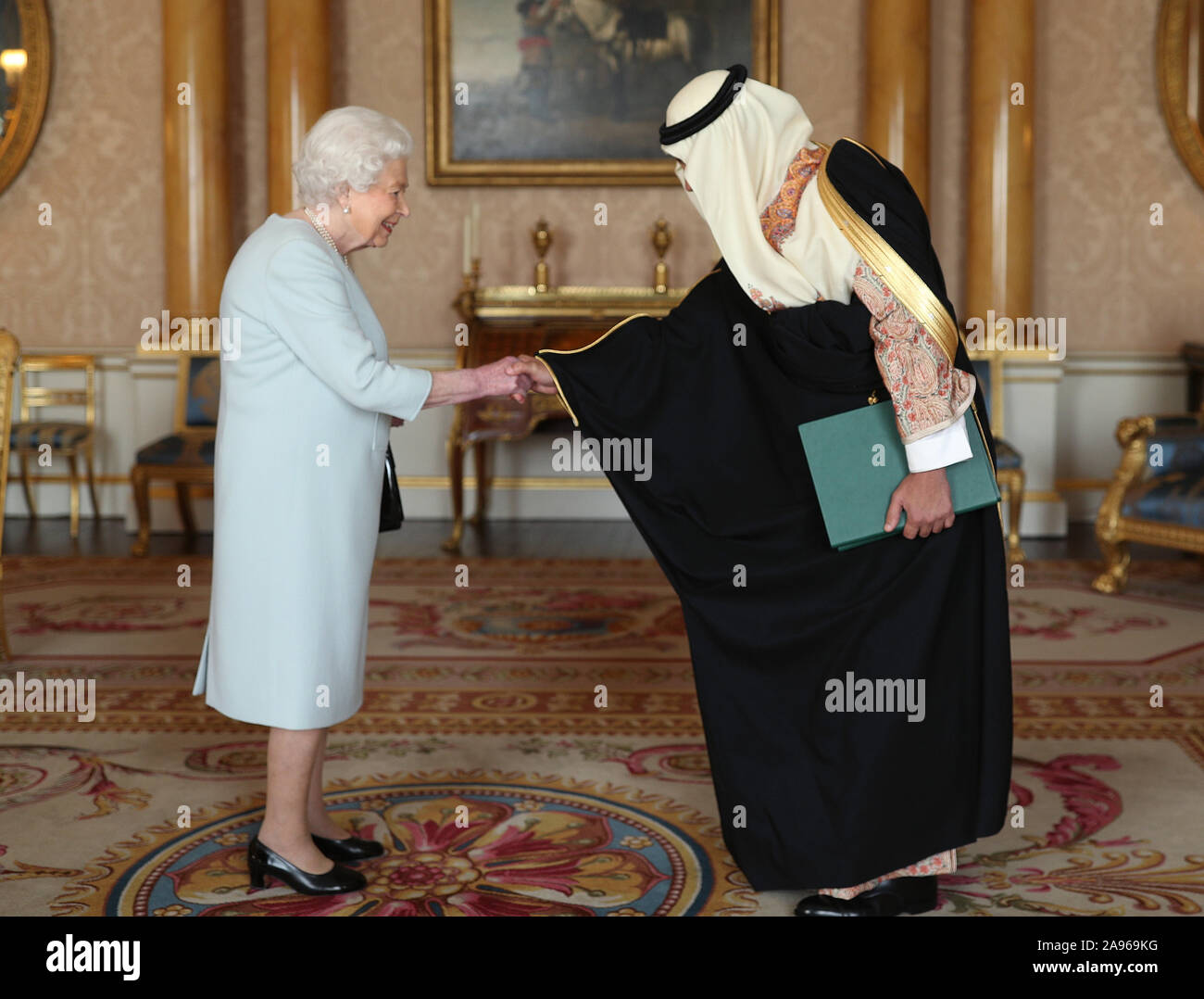 Königin Elizabeth II. empfängt den Botschafter von Saudi-Arabien, Prinz Khalid Bin Bandar Al Saud, während einer Privataudienz am Buckingham Palace, London. Stockfoto