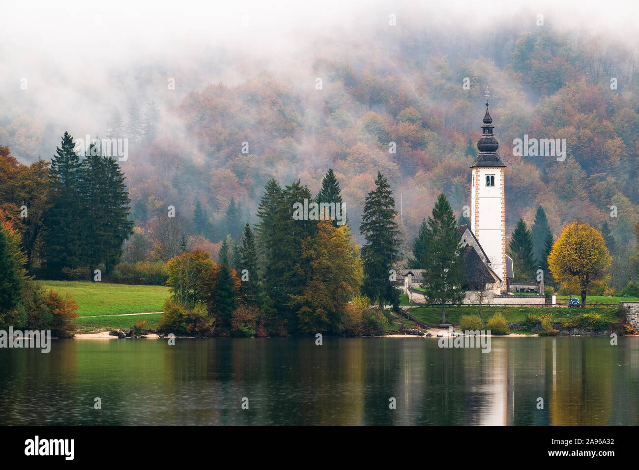 Nebeliger Morgen im Herbst am See Bohinj in Nationalpark Triglav, Slowenien Stockfoto