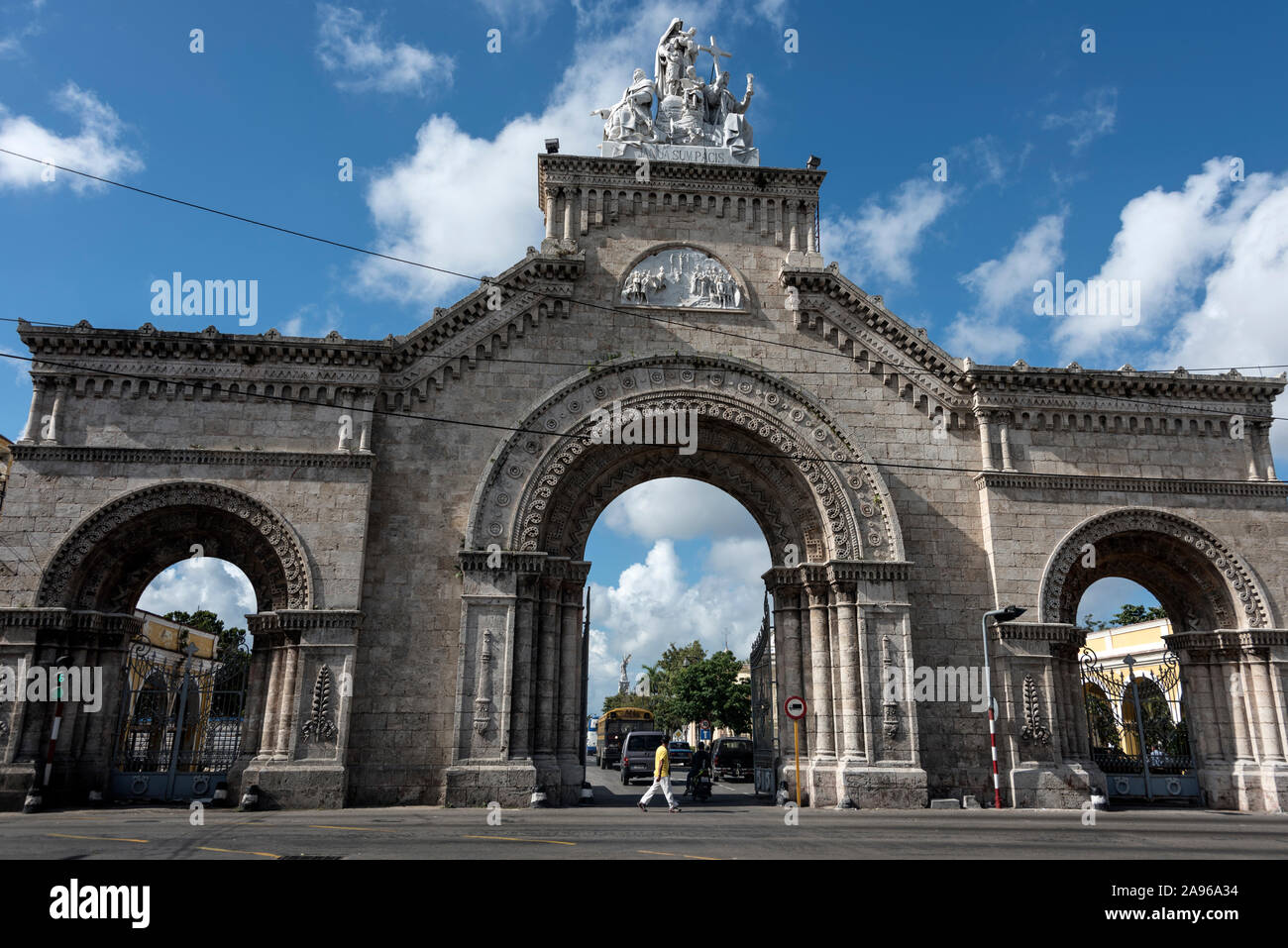 Der Haupteingang ist eine imposante Gateway, mit biblischen Reliefs verziert und durch eine Marmorskulptur gekrönt, die in Nekropole de Colon oder Stockfoto
