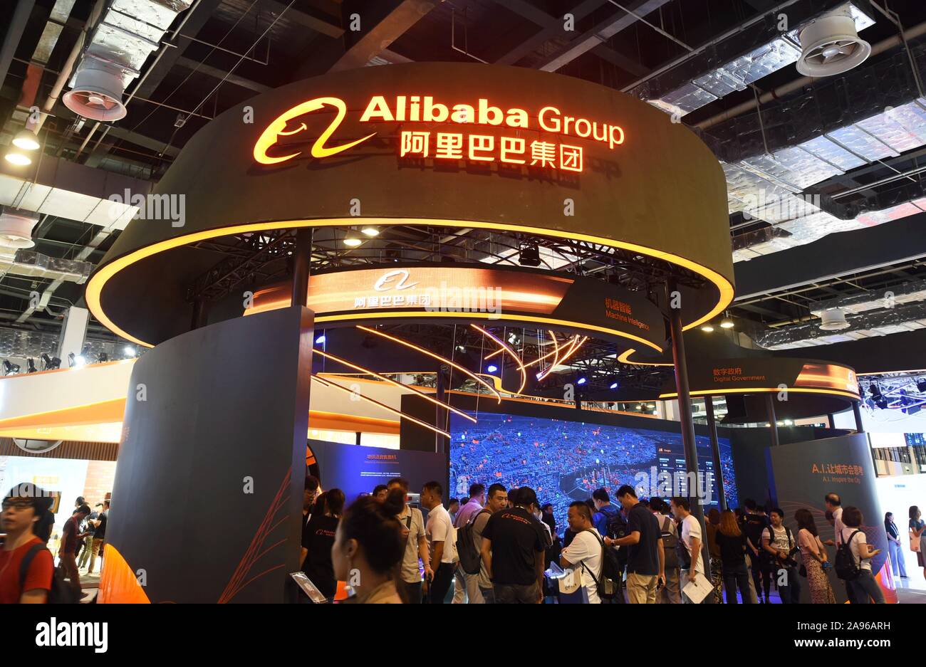 Menschen besuchen den Stand von Alibaba Group in der Welt der künstlichen Intelligenz Konferenz 2019 (WAIC 2019) in Shanghai, China, am 29. August, 2019. Stockfoto