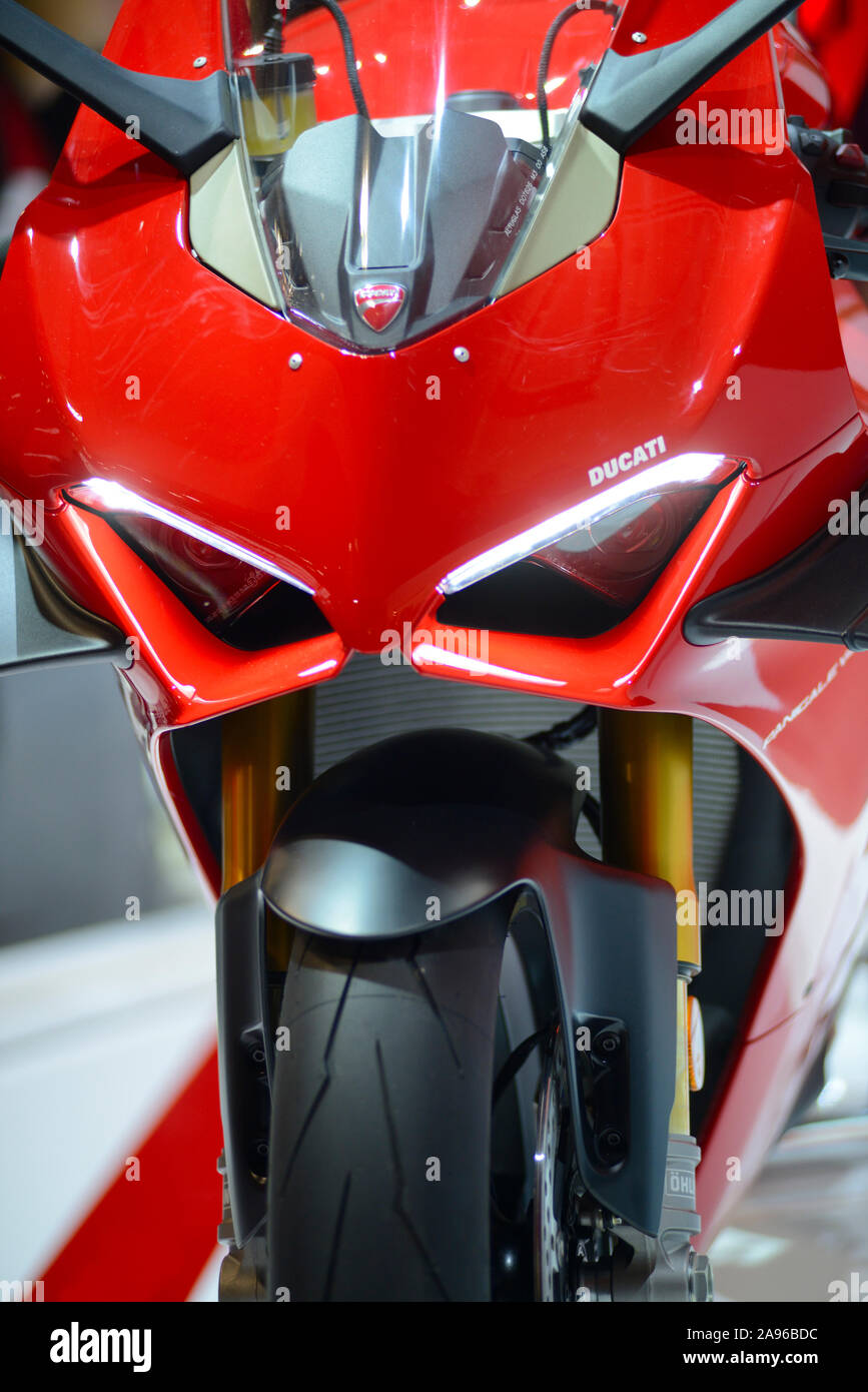 07 November 2019 - Italien, Lombardei, Mailand, EICMA, LED-Scheinwerfer  Detail einer Ducati Panigale V4S Motorrad Stockfotografie - Alamy