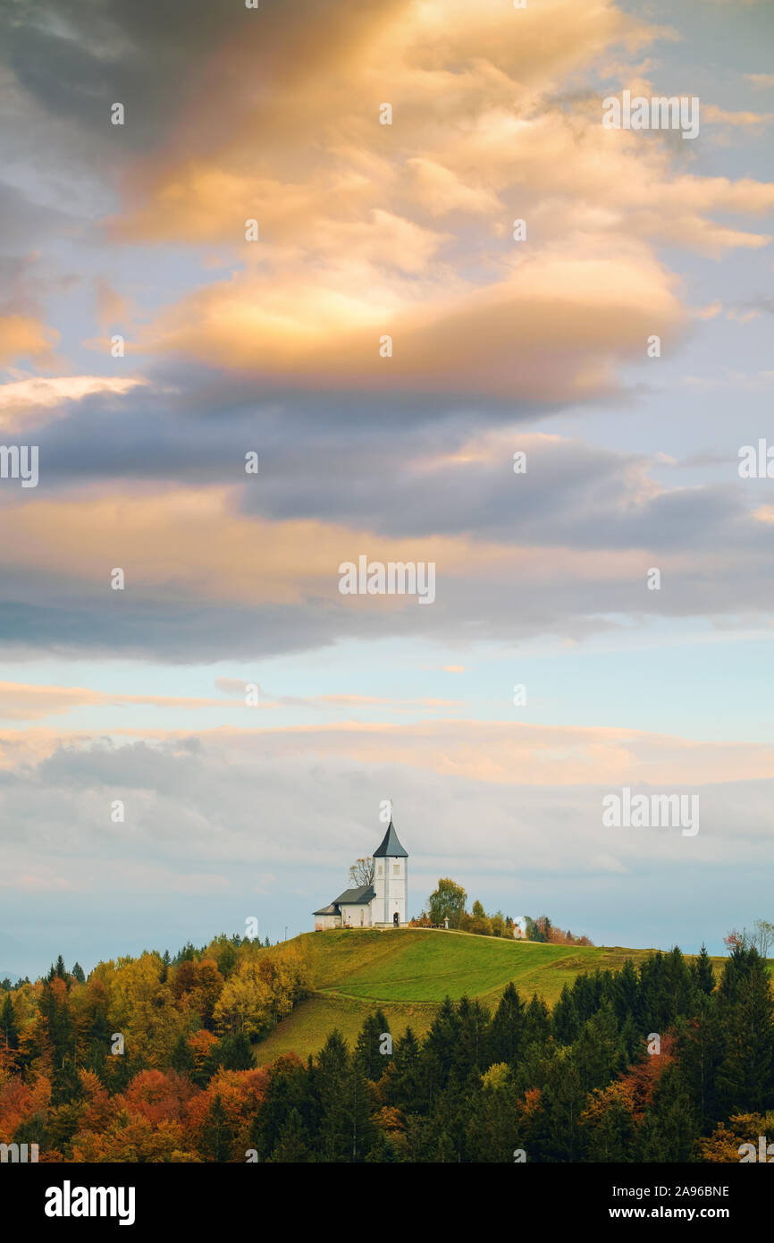Katholische Kirche St. Primoz und Felician in Slowenien in der Nähe von jamnik Stockfoto