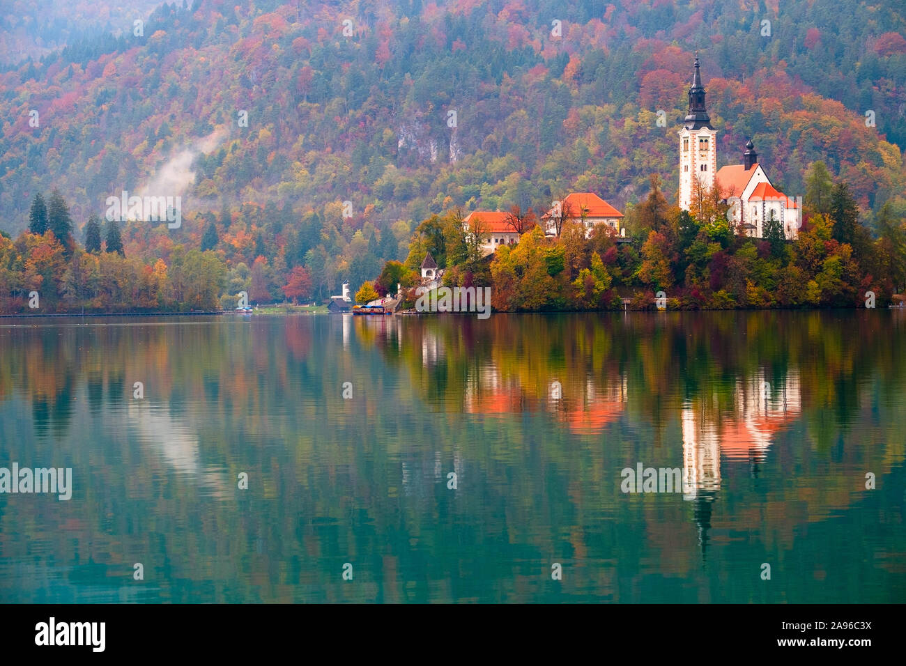 Bled mit See, Insel, Burg und Berge im Hintergrund, Slowenien, Europa Stockfoto