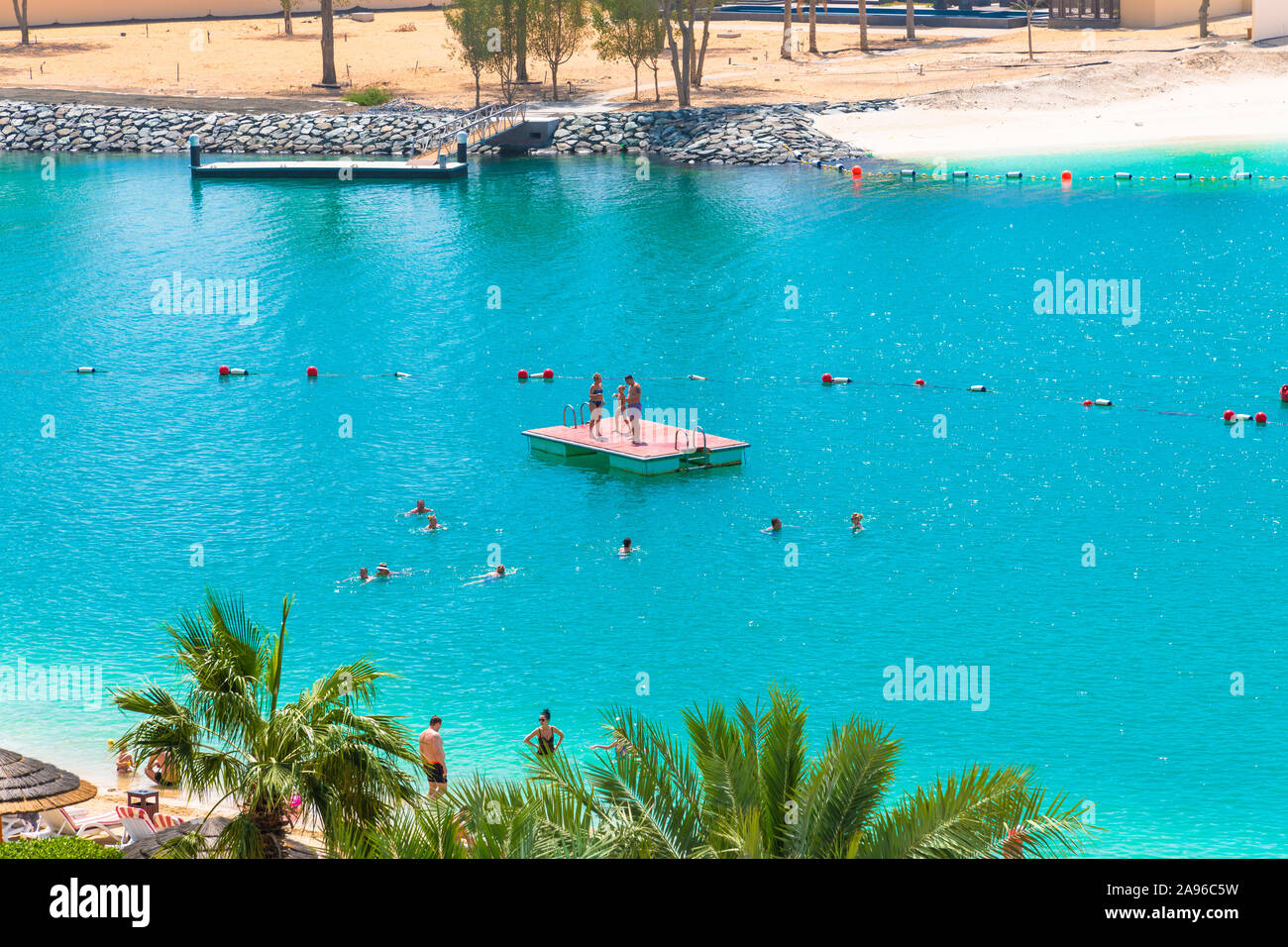 Abu Dhabi, VAE - 1. April. 2019. Schöne Anlage mit Blick auf Pool und Meer Stockfoto