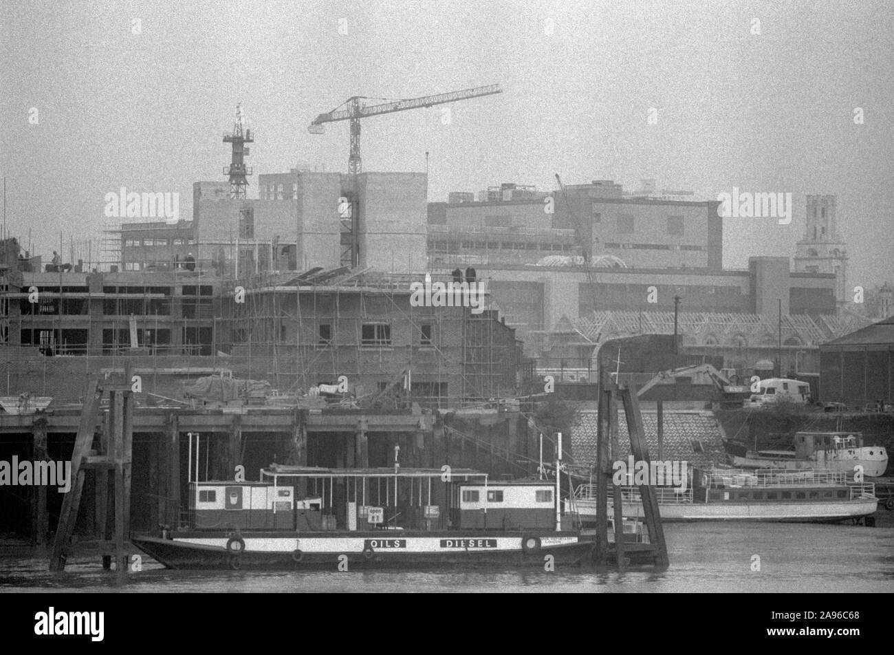 London Docklands Development Blick über die Themse zu Wapping East London 1980 s UK. St George im Osten Kirche (rechts im Bild) Cargo boot 1987 England. HOMER SYKES Stockfoto