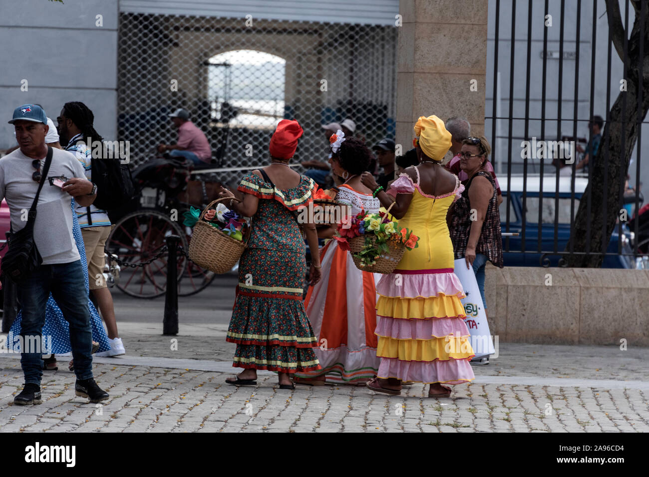Ein Trio der kubanischen Frauen gekleidet in bunten kolonialen Kleid, bereit für Fotos zu posieren, manchmal mit großen Zigarren in den Mund Stockfoto