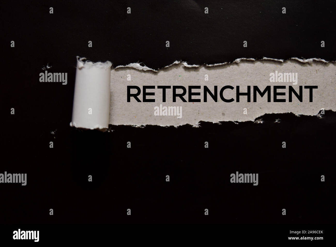 Retrenchement Text in zerrissenem Papier geschrieben Stockfoto