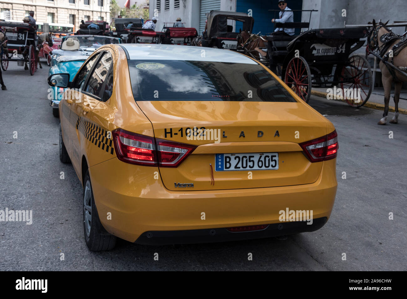 Ein offizieller gelber Cubataxi in Havanna, Kuba. Es handelt sich um die letzte aus Russland importierte Lada. Es ist mit einem Meter und dem kubanischen Fahrer i ausgestattet Stockfoto