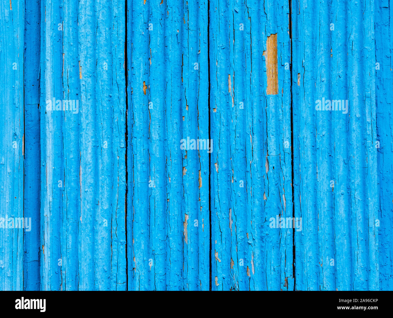Alten rauhen Holzbrettern mit Rissen als Hintergrund. Holzbohlen Textur mit dem schäbigen blauen Farbe Stockfoto