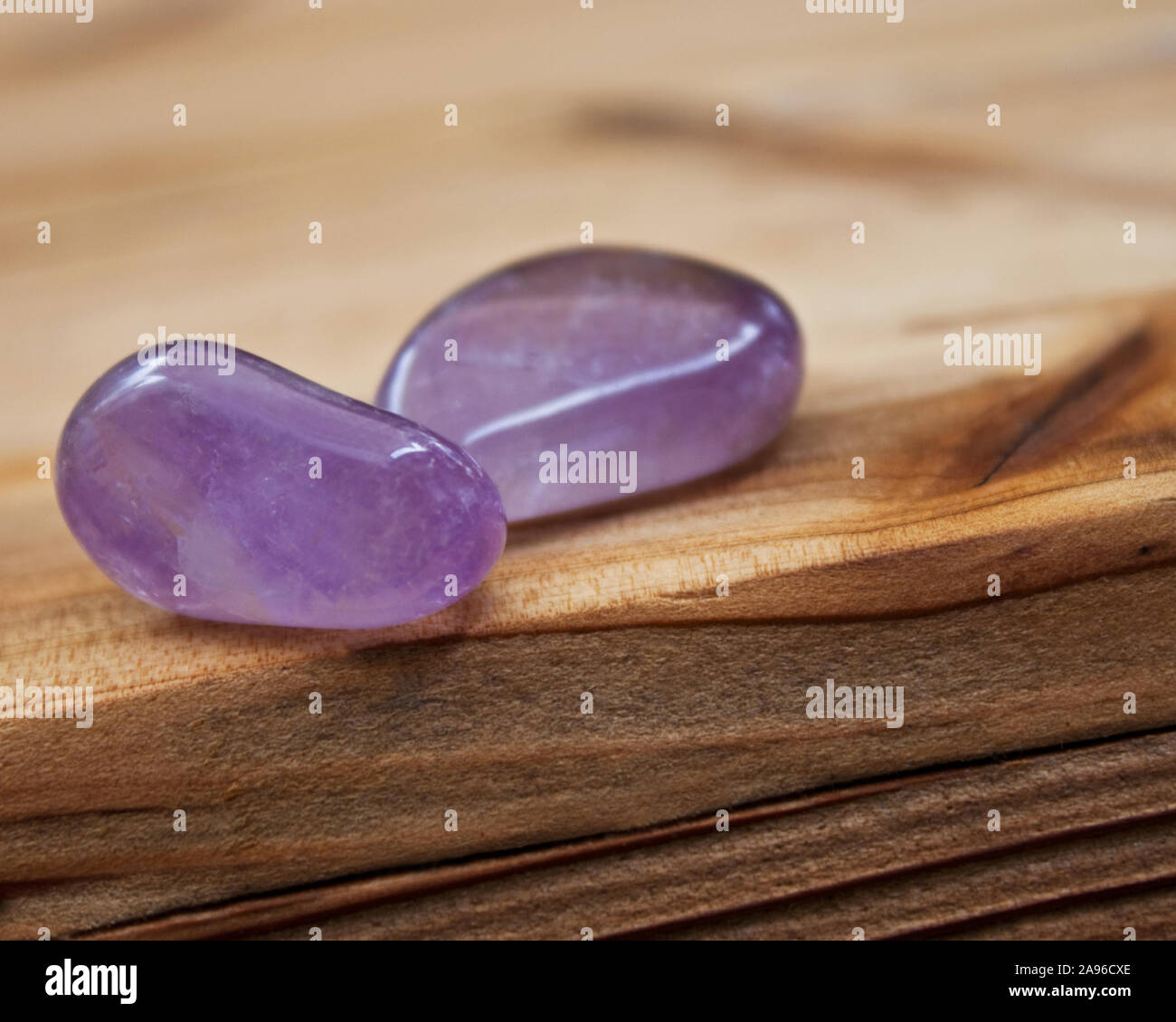 Gegen Holz- hintergrund Amethyst Stockfoto