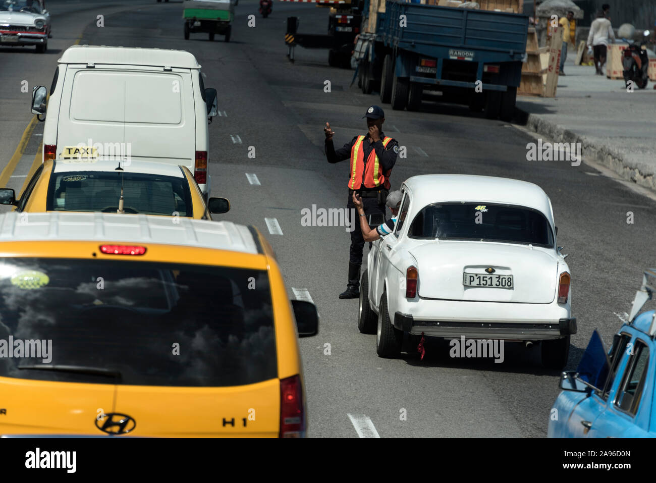 Verkehr durch Havanna Verkehr Polizei umgeleitet wird, trägt seine hohe Vis Jacke in El Malecon, Havanna, Kuba. Stockfoto