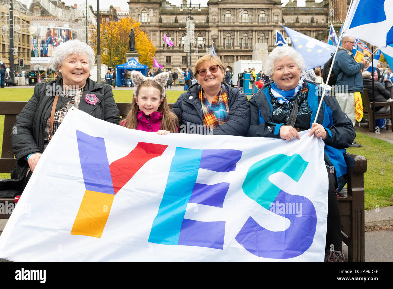Schottische Unabhängigkeit Unterstützer halten ein großes JA Banner auf eine Unabhängigkeit, die Rallye 2020 indyref auf dem George Square, Glasgow, Schottland, Großbritannien Stockfoto