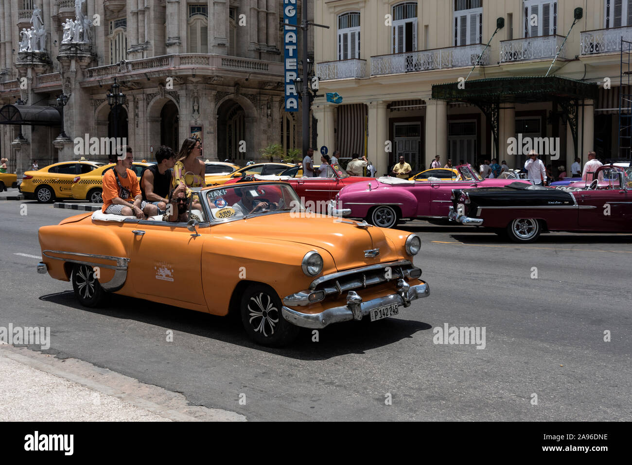 Viele der auffälligen Cabrio-amerikanischen Oldtimer-Taxis (Taxis-Particles), die in und um die Straßen von Havanna in Kuba zu sehen sind, sind sehr beliebt Stockfoto