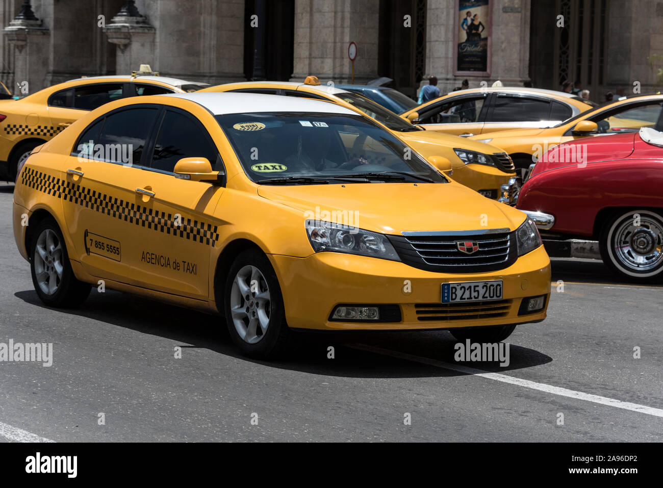 Ein Staat besaß offizielle gelbe Cubataxi in Havanna, Kuba. Es ist die neueste aus Russland importierte Lada. Er ist mit einem Meter und dem kubanischen Fahrer i ausgestattet Stockfoto