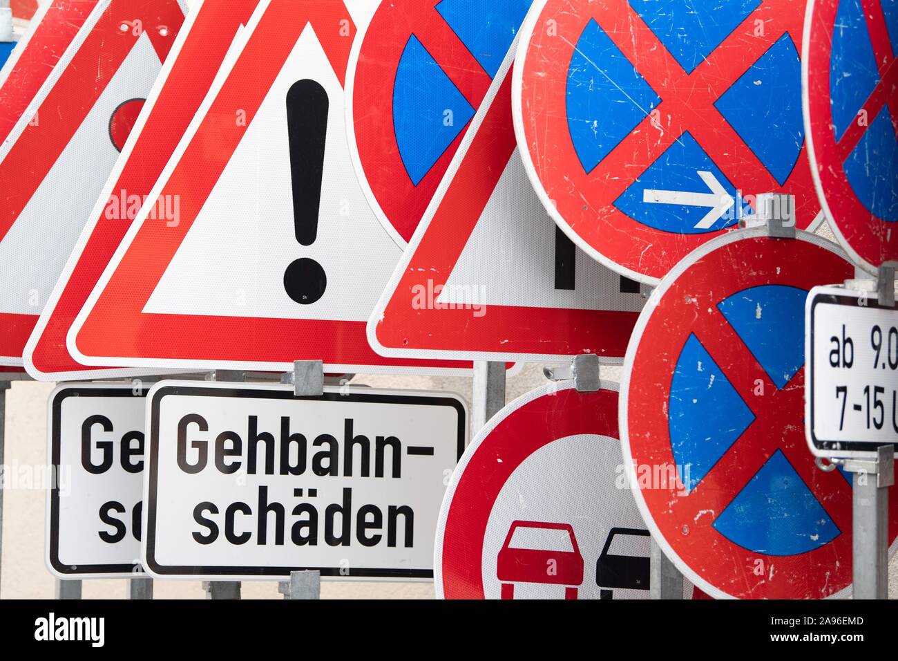 Dresden, Deutschland. 13 Nov, 2019. Verschiedene Verkehrszeichen stehen nebeneinander am Rand einer Pressekonferenz auf dem Gelände der Straßenmeisterei. Die Instandhaltung der Straßen Abteilung bereitgestellten Informationen über den Stand der Vorbereitungen für die Wintersaison. Credit: Sebastian Kahnert/dpa-Zentralbild/ZB/dpa/Alamy leben Nachrichten Stockfoto