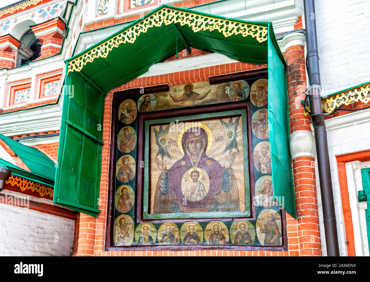 Die Mutter Gottes das Zeichen "mit Heiligen in der Margen. Fassade Symbol auf der Wand der Schutz der Schleier (hl. Basilius Kathedrale) in Moskau, Russland Stockfoto