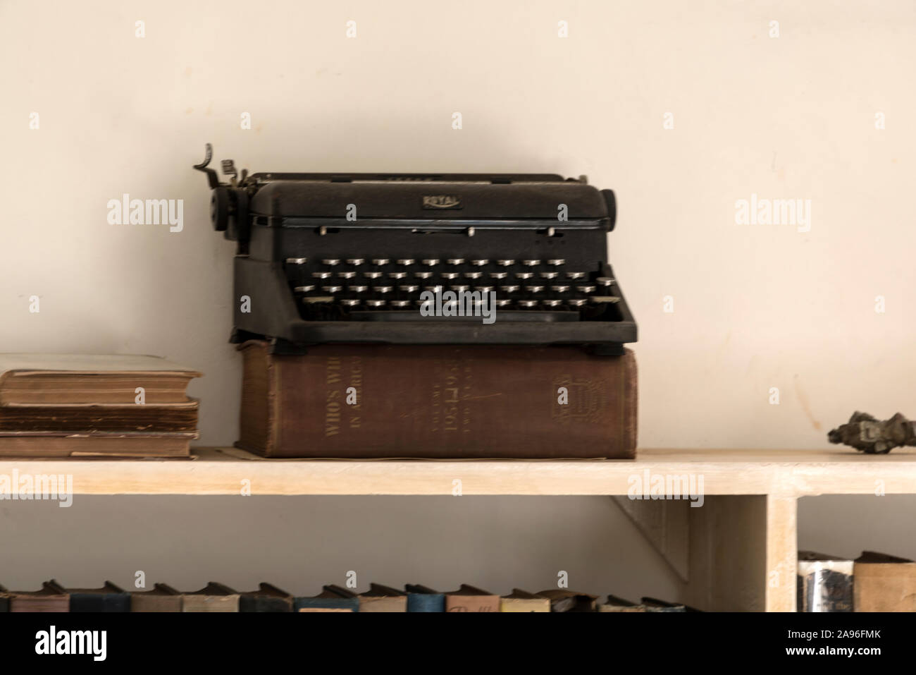 Der amerikanische Autor, Ernest Hemingways Schriftautor, platzierte auf einem dicken Buch in einem Bücherregal in seinem Schlafzimmer bei ihm zu Hause, ‘Finca La Vigia’, jetzt ein m Stockfoto