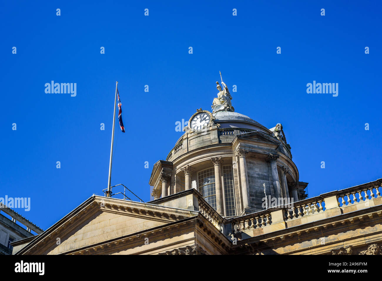 Liverpool, Vereinigtes Königreich - September 27,2019: Außen von Liverpool Rathaus zeigt ein Detail der Kuppel im Zentrum der Stadt auf September entfernt Stockfoto