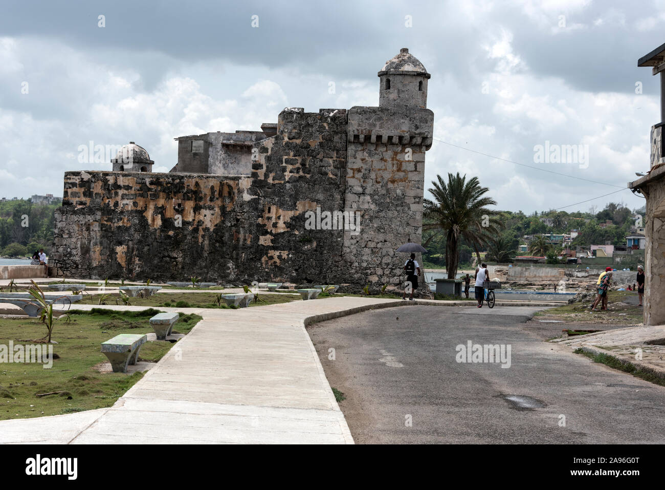 Eine kleine spanische Festung, El Torreón de Cojímar, die dem Meer gegenüber liegt, auf dem Strand von Cojímar, einem Fischerdorf, etwa 12 km östlich von Havnna in Kuba. Der Stockfoto