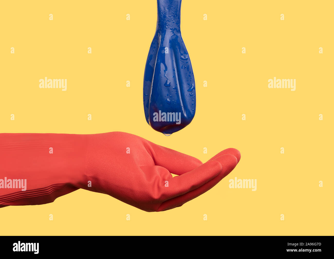 Red behandschuhte Hand unten blau Ballon mit Wassertropfen Hodenkrebs Stockfoto