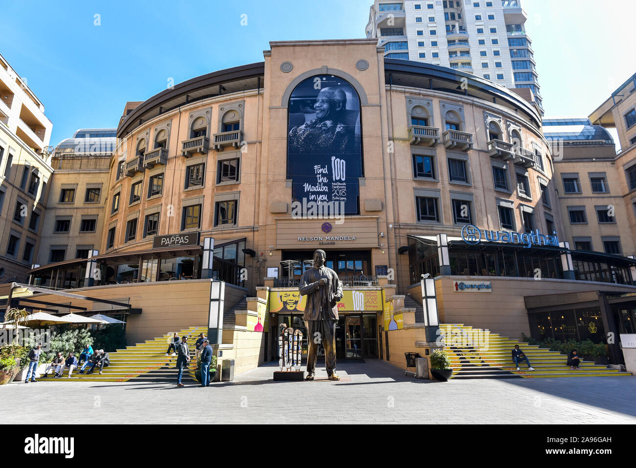 Die Statue von Nelson Mandela auf Nelson Mandela Square, Sandton City, Johannesburg, Südafrika Stockfoto