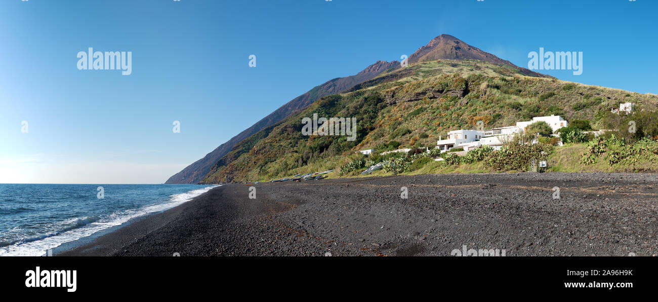 Strand von dunklen vulkanischen Sand in der Nähe des Vulkan Stromboli, aeolians Inseln, Sizilien, Italien. Panorama-aufnahme, blauer Himmel Hintergrund Stockfoto