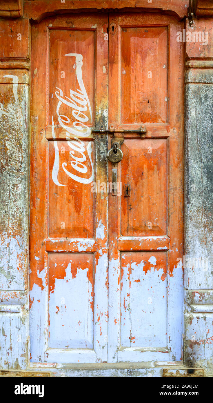 Vintage Coca Cola Schild an einer Tür Stockfoto