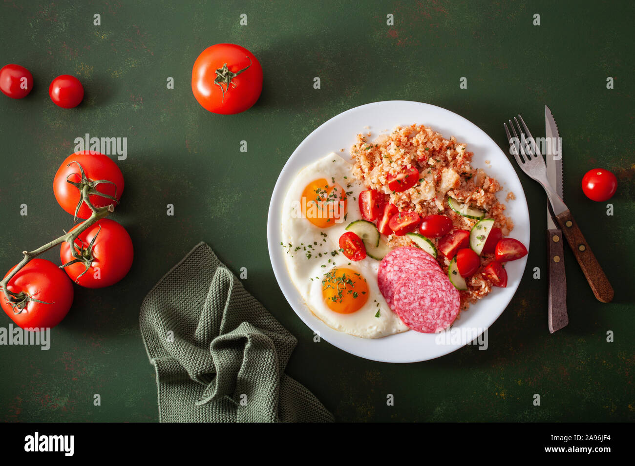 Ketogenic paleo Diät Frühstück. Blumenkohl, Reis, Spiegelei Salami Stockfoto