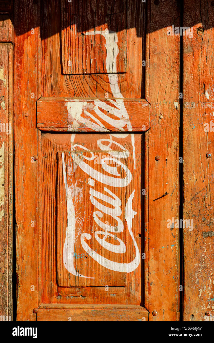 Vintage Coca Cola Werbung auf Tür Stockfoto
