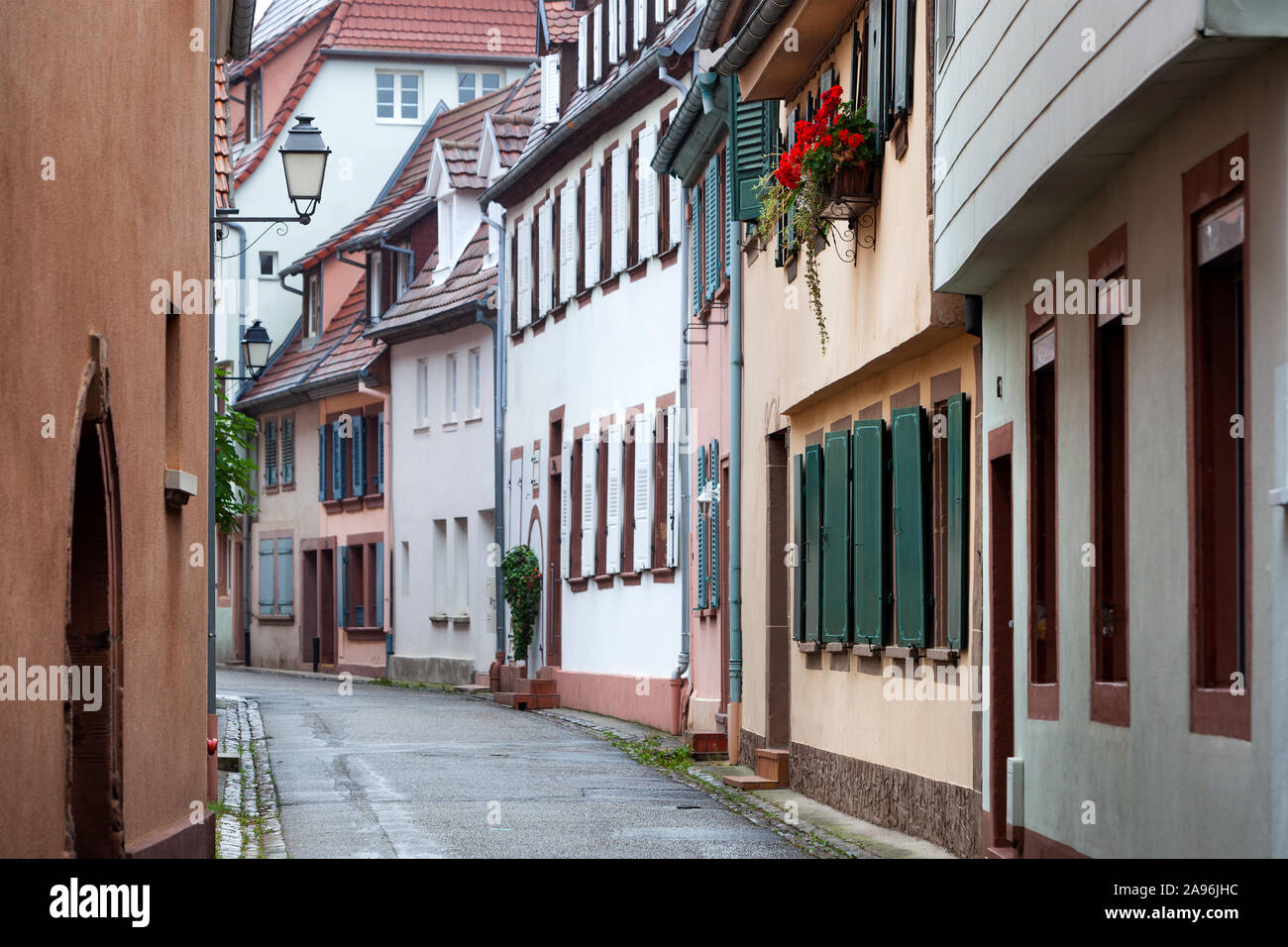 Nasse Straße und malerischen Häusern in Wissembourg in Frankreich Stockfoto