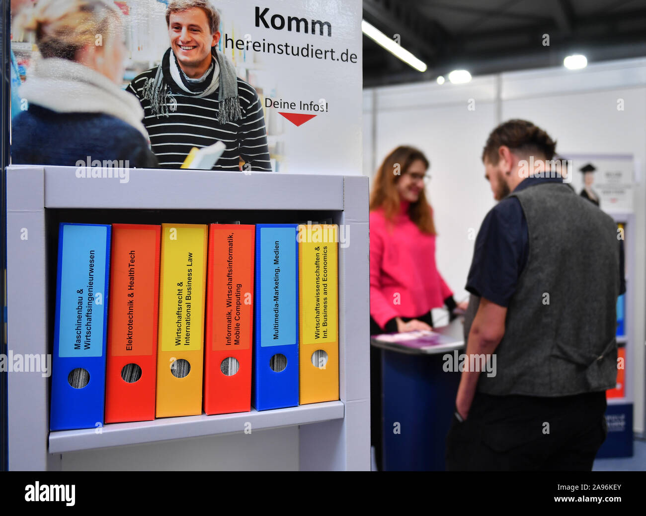 Erfurt, Deutschland. 13 Nov, 2019. Studie Angebote sind bei der beruflichen Orientierung Forum Berufsstart Messe'' vorgestellt. Schüler, Studenten, Auszubildende und Absolventen können Informieren Sie sich über Karrierechancen hier durch direkte Gespräche und Kontakt Chancen für die weitere Karriereplanung. Auf einer Straße des Handwerks mehr als 20 Handwerksbetrieben mit Berufen aus dem Bau, Metall, Holz, Reinigung, Dentaltechnik, Kraftfahrzeug, Schönheit und Essen Geschäfte selbst präsentieren. Foto: Martin Schutt/dpa-Zentralbild/dpa/Alamy leben Nachrichten Stockfoto